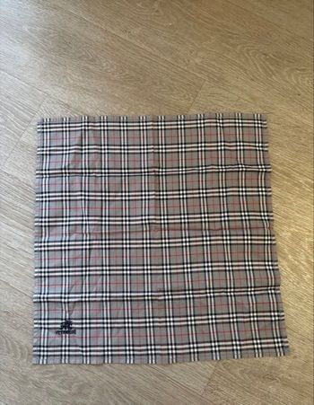 Foulard/ carré Burberry motif tartan gris - très bon état