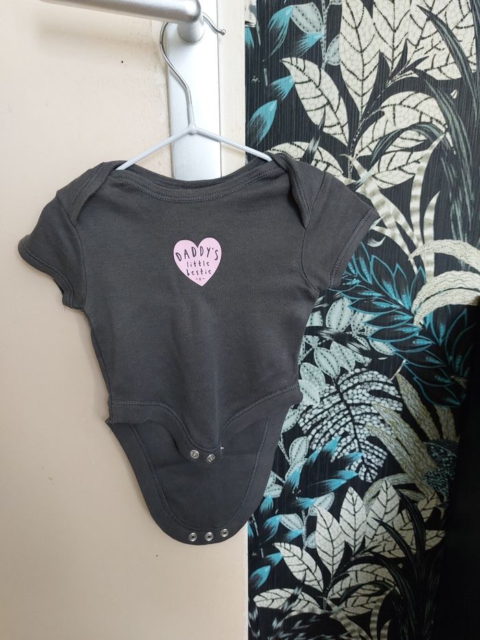 Deux bodies manche courte - photo numéro 2