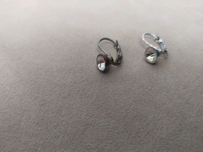 Boucles d’oreilles dormeuses argentées avec strass cristal - photo numéro 2