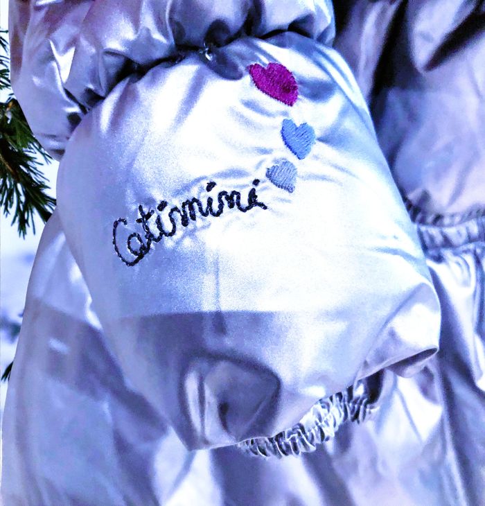 CATIMINI - NEW - MANTEAU TYPE DOUDOUNE BÉBÉ FILLE ACIER MÉTALLISÉ DETAIL BRODERIES CŒURS & AUTRES 6M - photo numéro 5