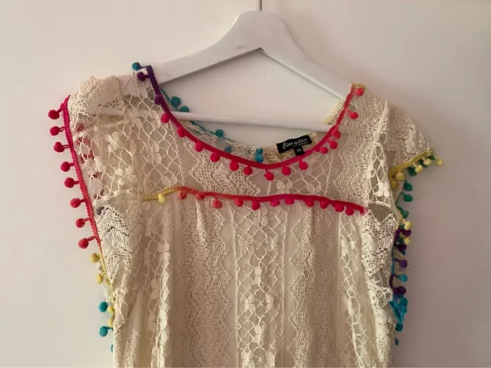 Robe en dentelle beige avec pompons multicolores - photo numéro 2