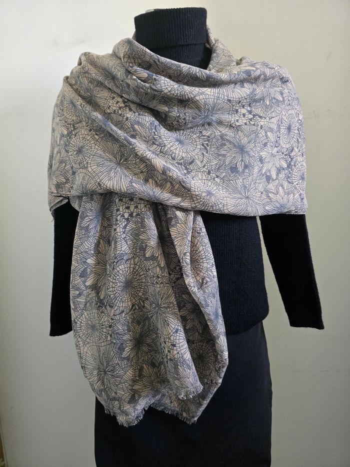 📌 Châle / Etole Floral Graphique Galeries Lafayette - photo numéro 2