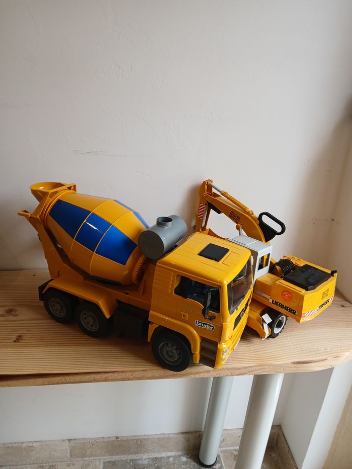 Camion toupie et pelle mécanique