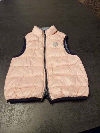 Doudoune avec capuche dans le col