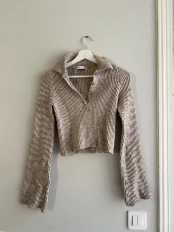 Pull crop top côtelé beige