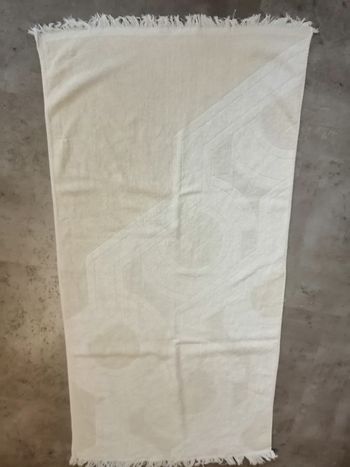 serviette beige et blanche 49 x 97 cm