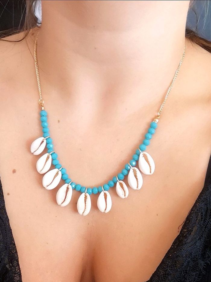 Collier doré perles turquoise et coquillage