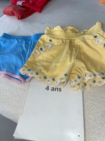 Lot 2 shorts sergent, major et Okaïdi, quatre ans