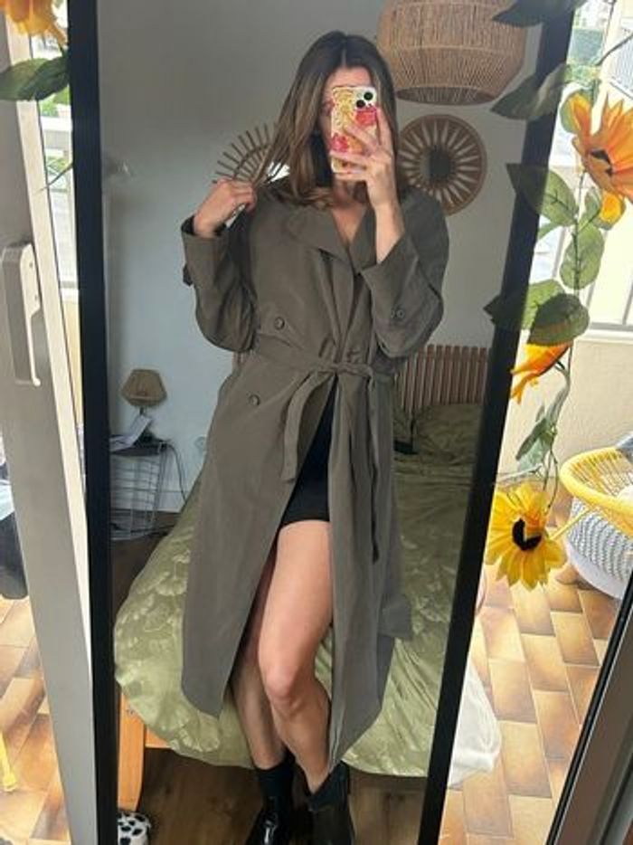 Trench long ceinturé – Vert kaki – Coupe fluide & intemporelle