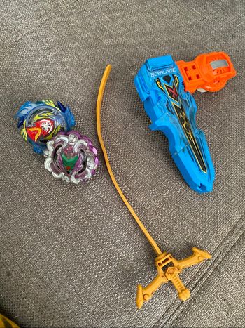 Lot beyblade toupies et arène