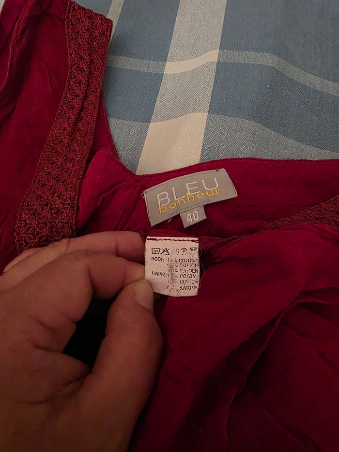Robe,rose/bordeaux, en excellent état, en coton,encolure et partie basse en crochet, largeur d'épaule 33cm, largeur sous bras 44cm, longueur 118cm,marque Bleu Bonheur =8€Robe,rose/bordeaux, en excellent état, en coton,encolure et partie bas - photo numéro 8