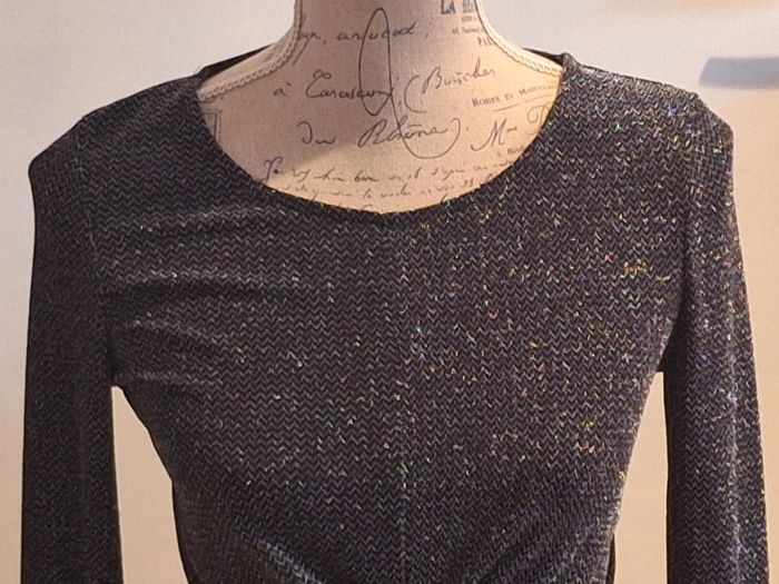 Top court noir et brillant idéal en soirée - photo numéro 2