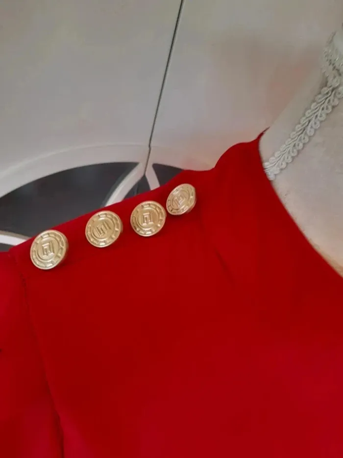 Elegante camisa con botones dorados hombro - photo numéro 2