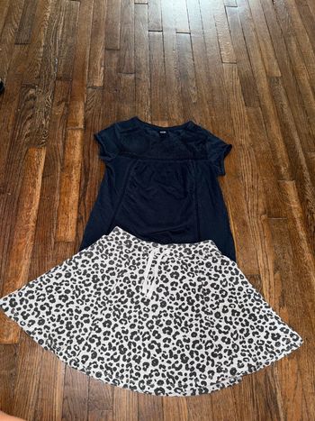 T-shirt Kiabi et jupe H&M 10 ans