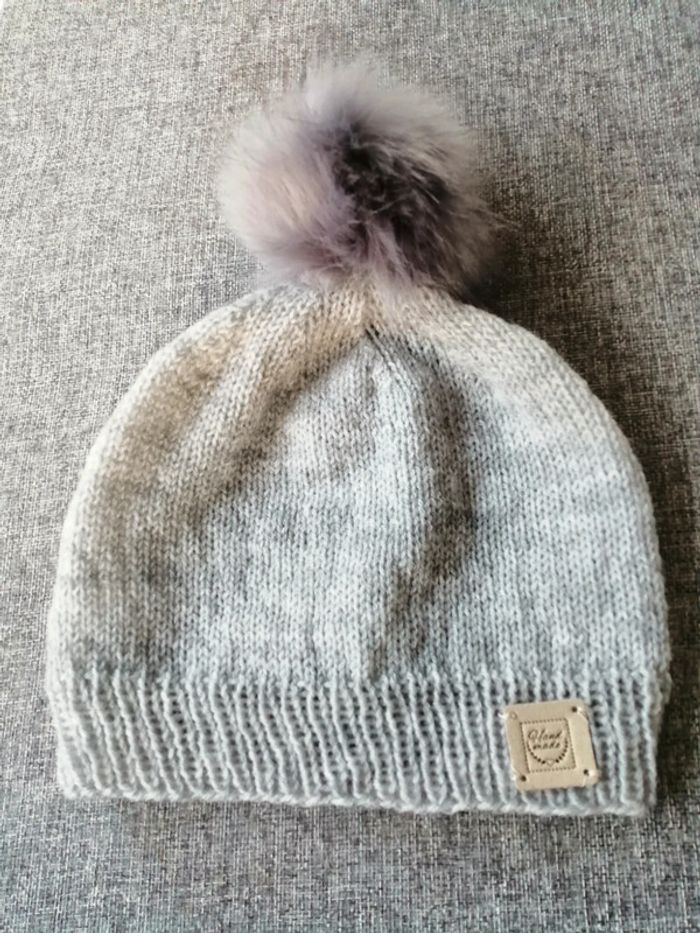Bonnet gris tricoté main neuf
