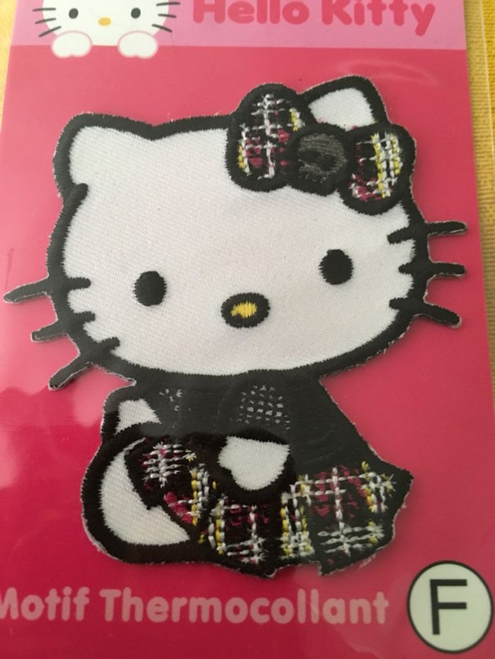 Hello kitty jupette motif thermocollant neuf blister
