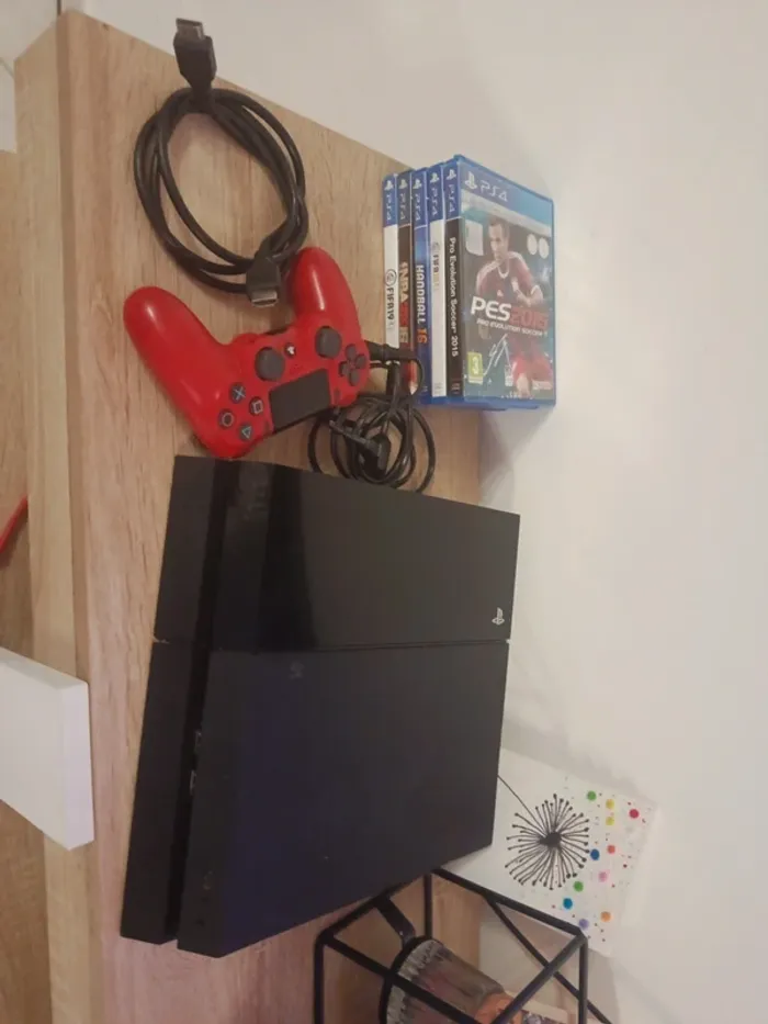 PS4 avec câble et manette 5 jeux