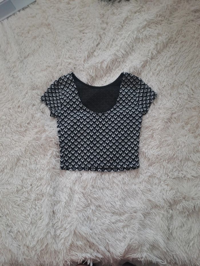 Crop top motif graphique - Mim S - Dos décolleté chic et tendance - photo numéro 3