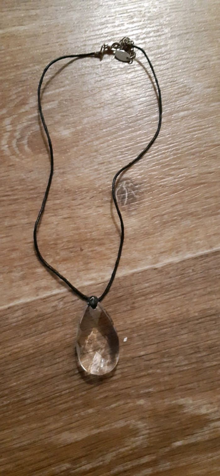 Collier pendentif goutte transparente