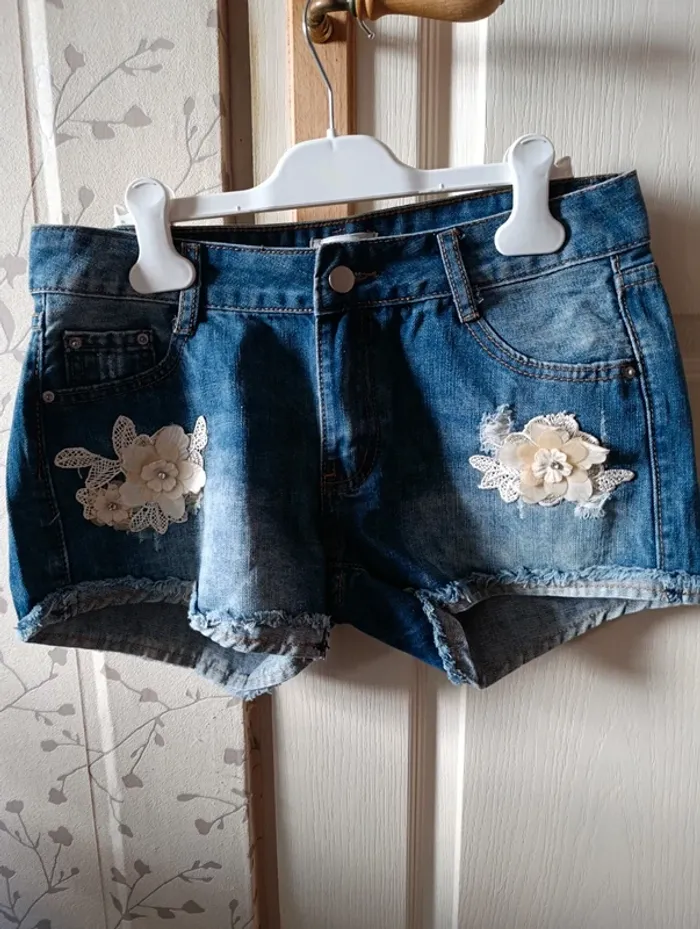 Neuf Short en jean taille XS fleur dentelle Molly Bracken