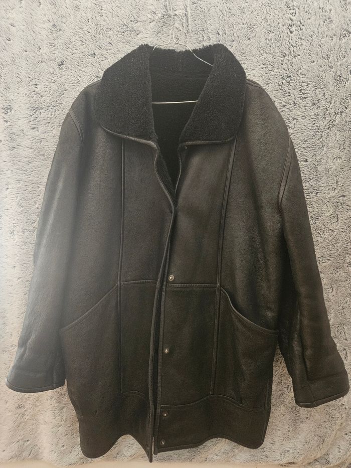 Manteau noir en cuir avec fausse fourrure de chez Aron's Cuir