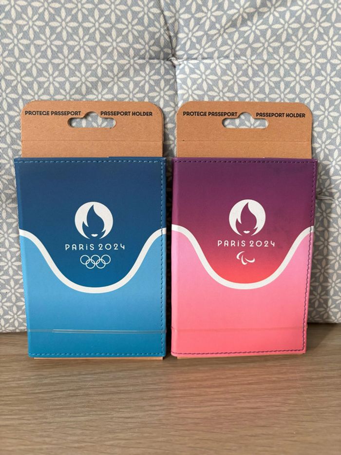 Pack de 2 Protège Passeports "Paris 2024" JO Paris 2024 Bleu / Rose