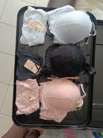 3 soutiens-gorges rembourrés 100E et culottes assorties