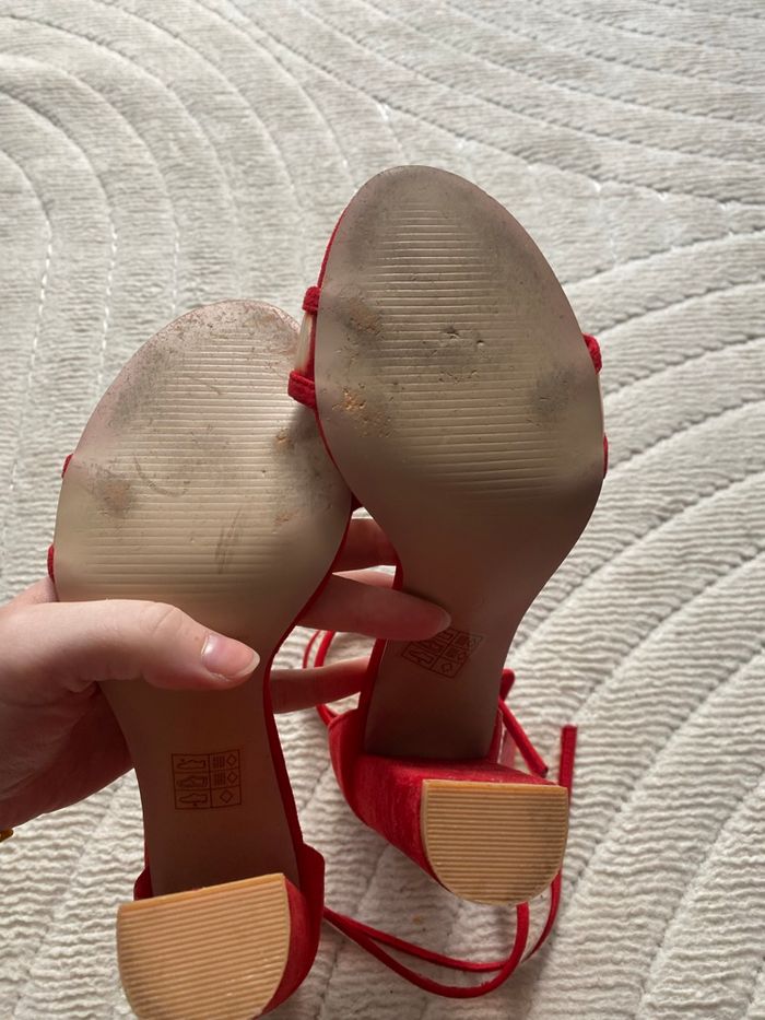 Paire de talons rouges - photo numéro 7