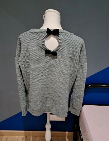 Pull gris et petits nœuds derrière taille L kiabi