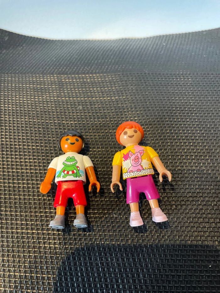 Playmobil lot 2 figurines enfants 1 garçon 1 fille tee-shirt motif cochon et grenouille - photo numéro 2