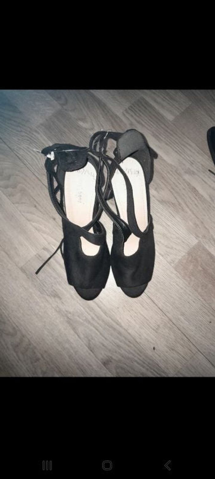 Escarpins à haut talon noirs