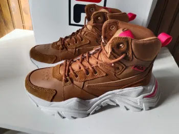 Magnifiques baskets sneakers femme marque Fila grosse semelle pointure 37
