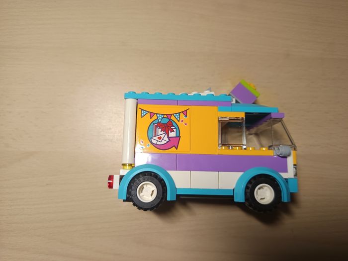 Set Lego Friends "La livraison de cadeaux" (complet !) 🌺🚒🎁 - photo numéro 3