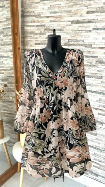 Robe noire à fleurs beiges