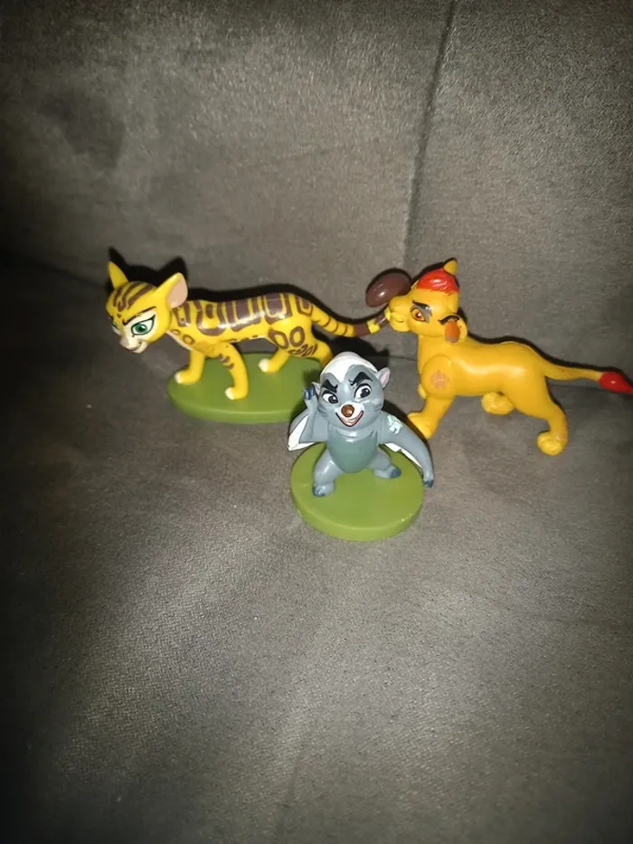 3 figurines le roi lion