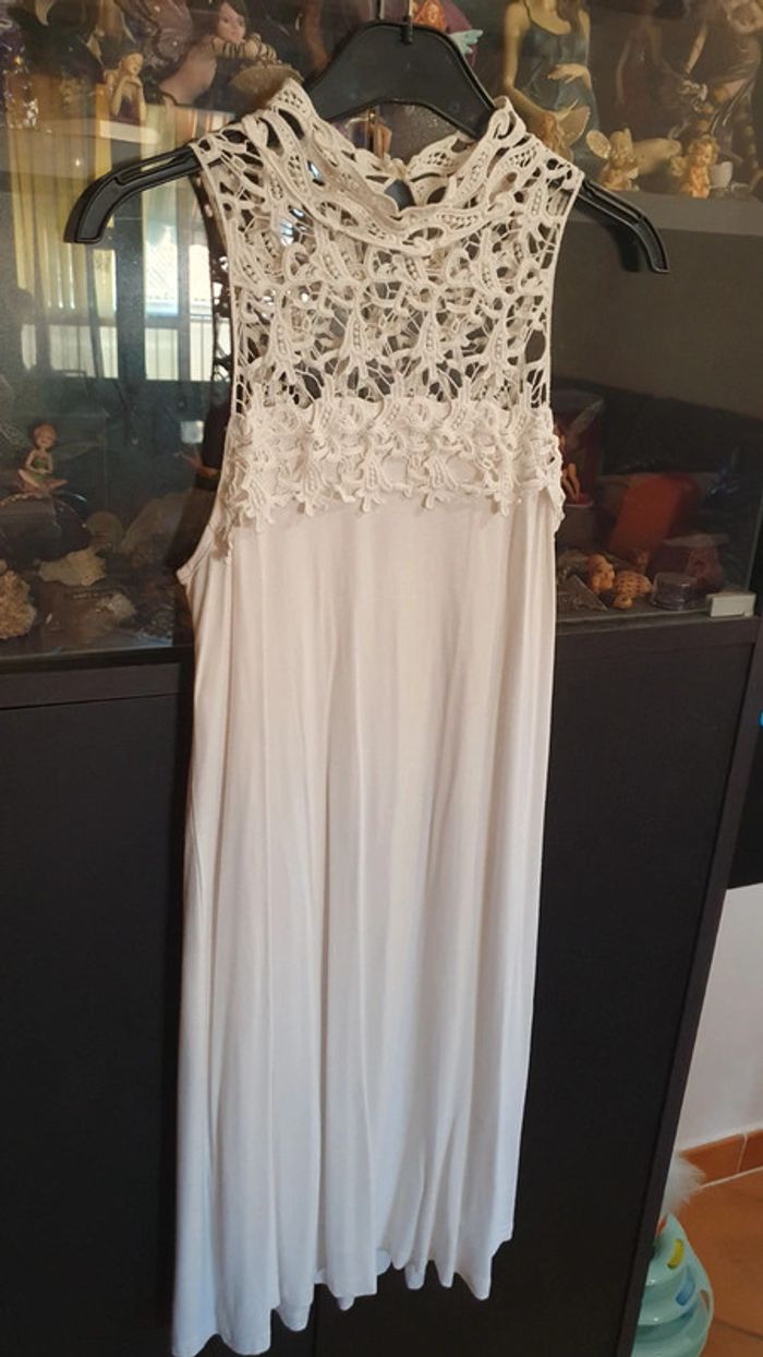 Robe blanche broderie devant et derrière taille 38-40 - photo numéro 2