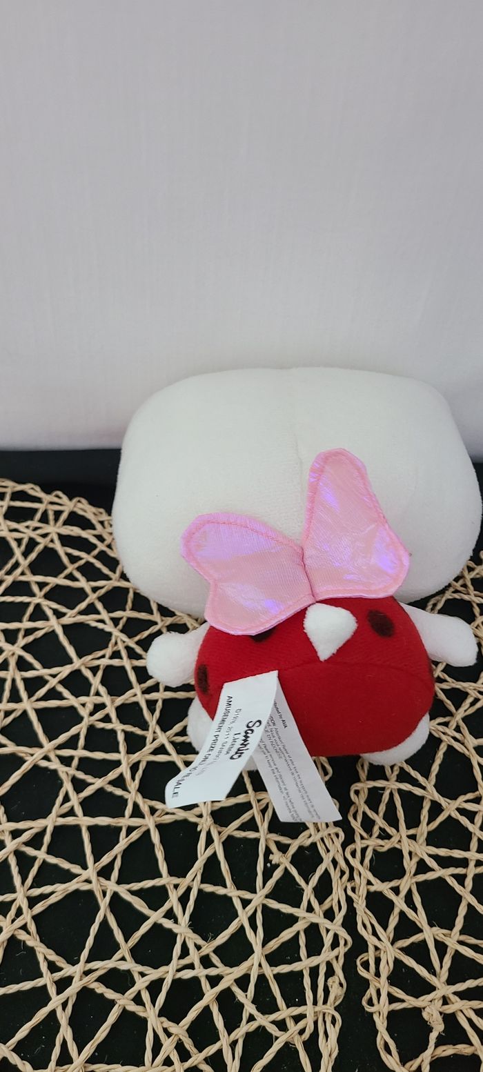 Peluche doudou hello kitty sanrio assise coccinelle rouge points noirs avec des ailes - photo numéro 2