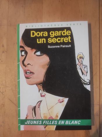 Dora garde un secret Suzanne Pairault Bibliothèque Verte cartonnée 1983