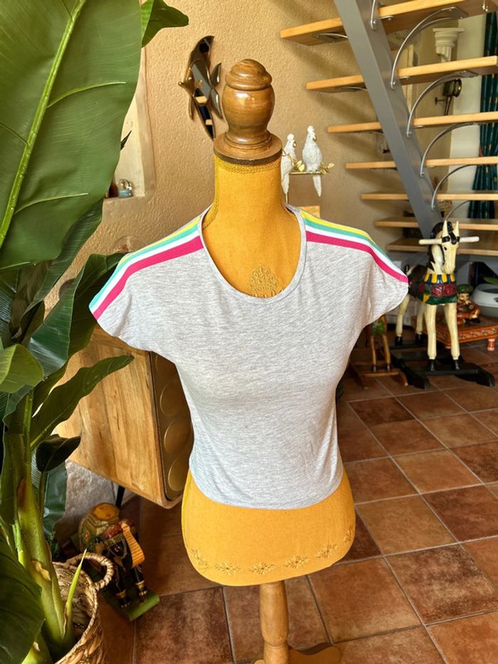 Primark t shirt avec bandes de couleurs taille 10 ans