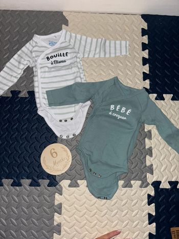 Lot/ensemble de 2 bodys vert / hiver 6 mois