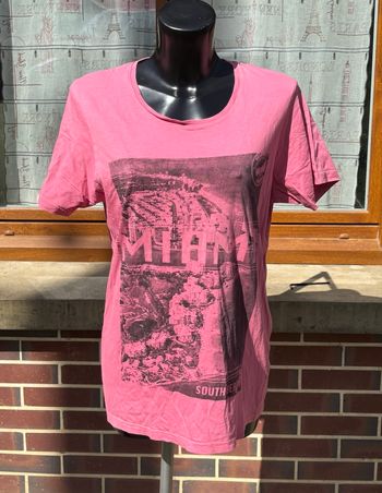 💖 T-shirt rose graphique Miami Best Mountain – Taille L (40)