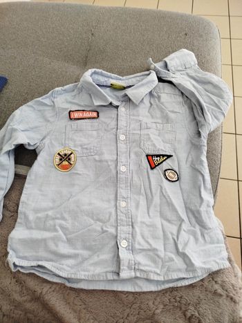 Chemise bleue jean. manches longues. Taille  23 mois. Tape à l'oeil. Très bon état