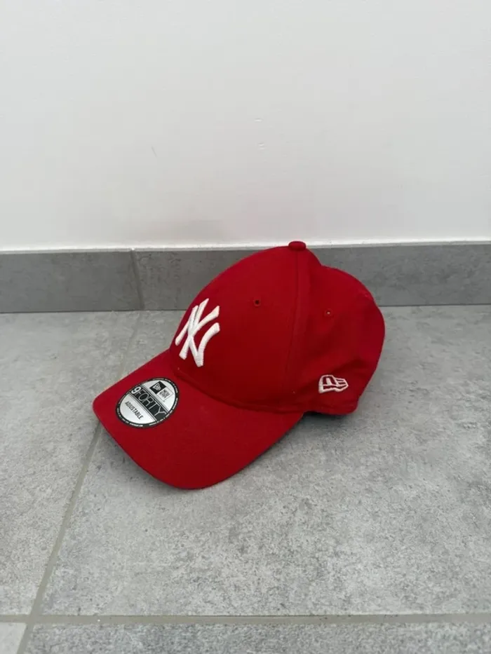 Casquette New Era New York Yankees rouge parfait état - photo numéro 2