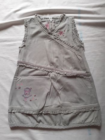 Robe grise motif petite fille et fleurs roses avec empiècement volants