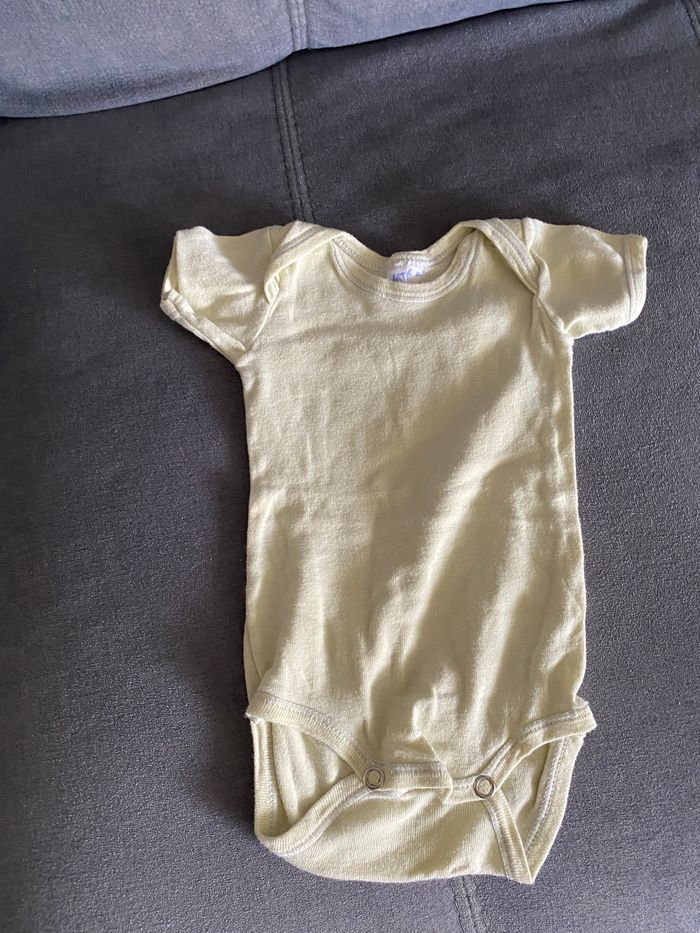 Lot de bodies 2 de 3mois et 2de 1 mois - photo numéro 4