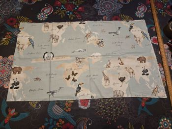 Morceau de tissus motif animaux du monde