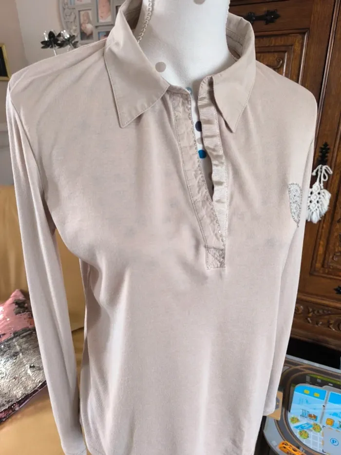 Joli haut beige clair avec broderies et perles - photo numéro 2