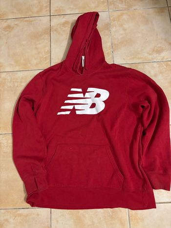 Pull new balance avec capuche