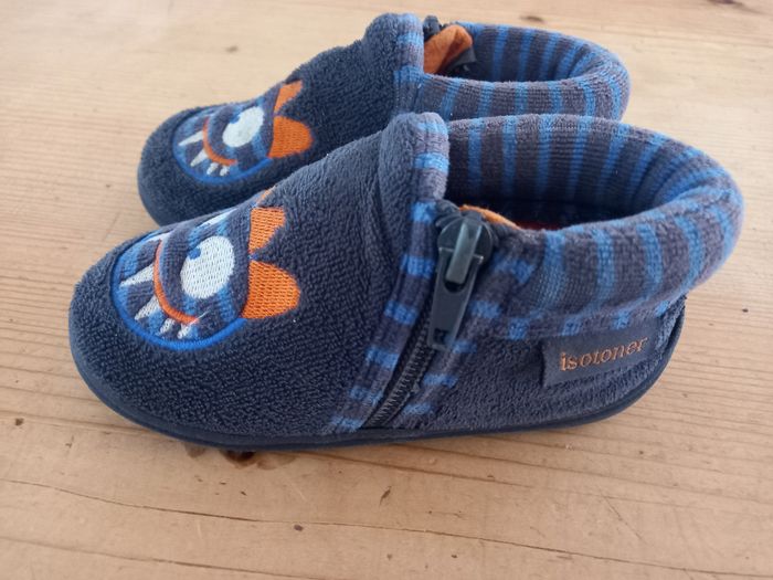 Jolis chaussons garçon Isotoner 24 bleu motif monstre - photo numéro 2