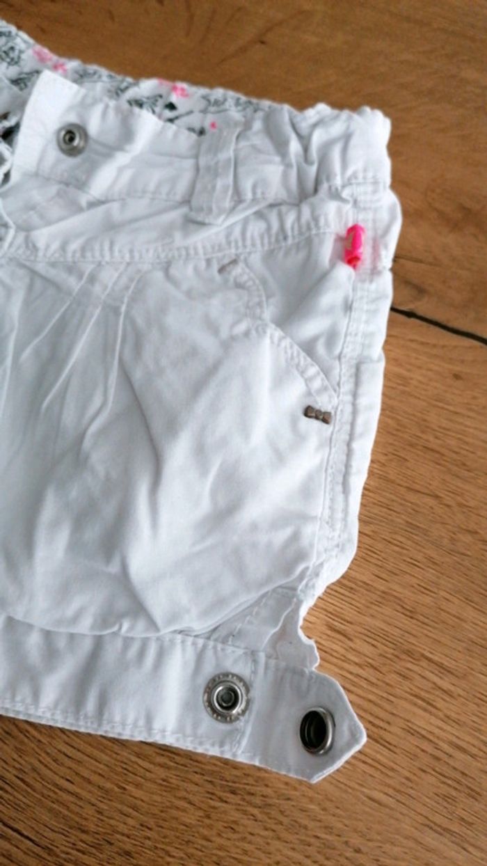 Short blanc 24 mois kiabi état impeccable - photo numéro 3